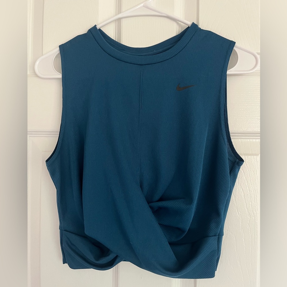 Nike Women's front twist crop Tank